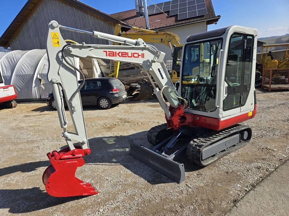 Takeuchi TB 125 avec 3 godets vue 5