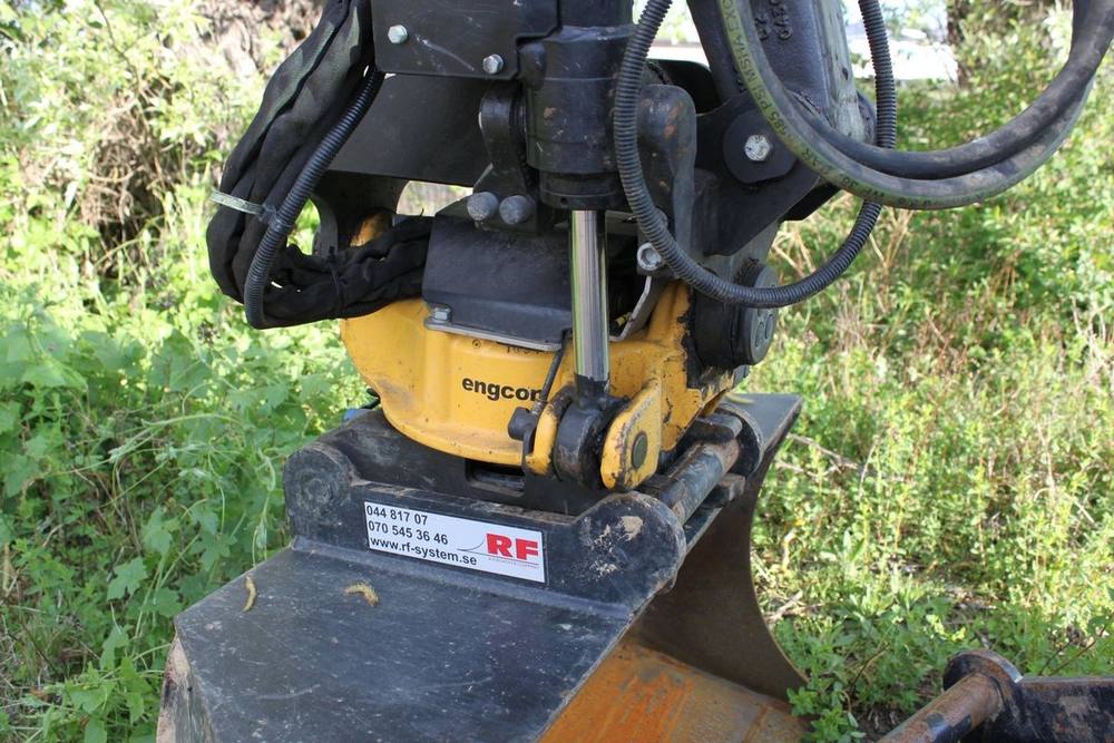 Volvo ECR 25D  avec Engcon et remorque vue 3