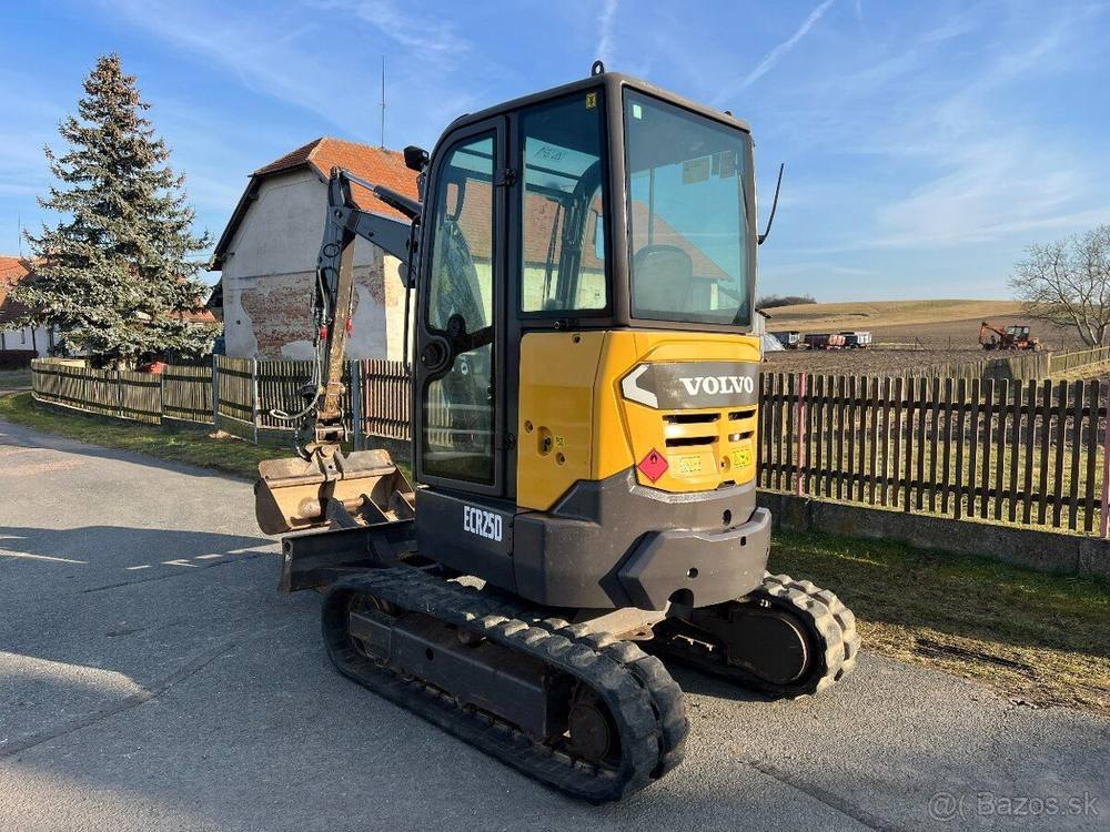 Volvo ECR25D + 3 godets vue 3