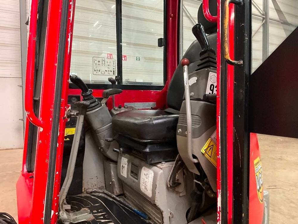 Yanmar Vio 25-4 avec 3 godets vue 6
