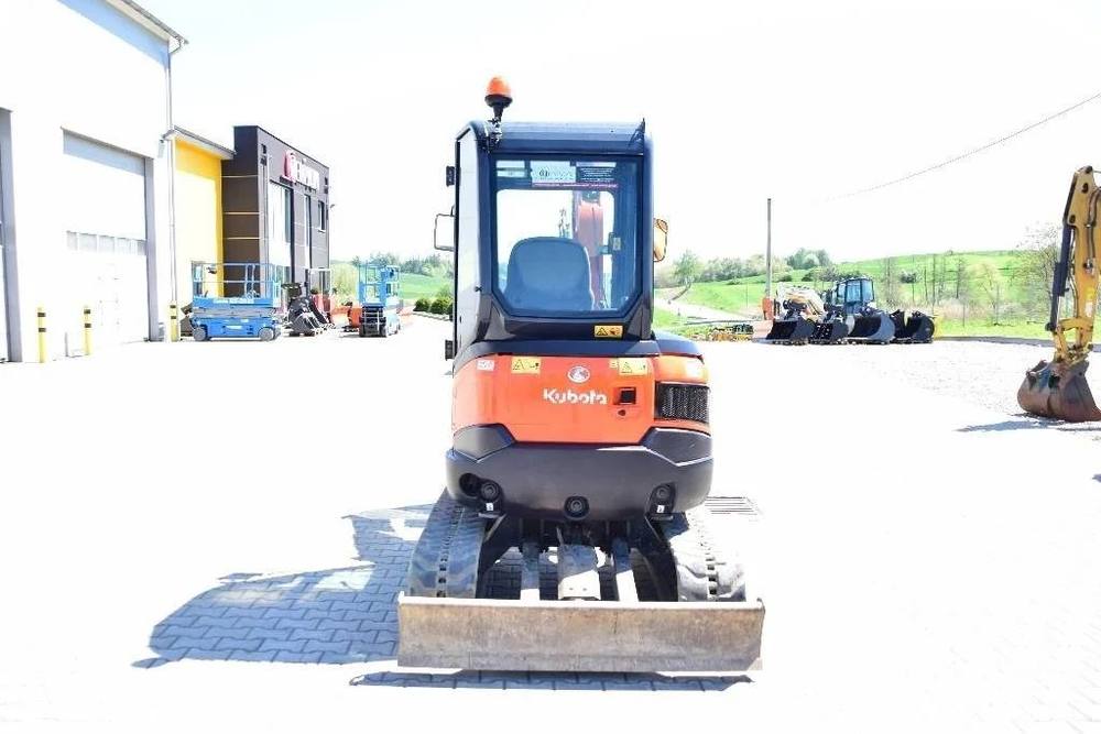 Kubota U27-4 avec accessoire vue 3