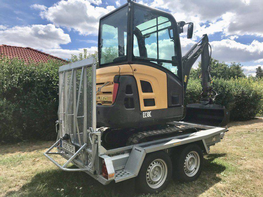 Volvo EC18 avec remorque + 3godets vue 5