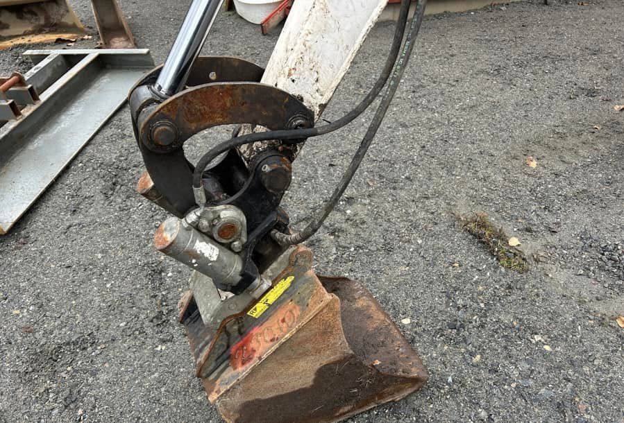 Bobcat E16 avec 4 godets vue 5