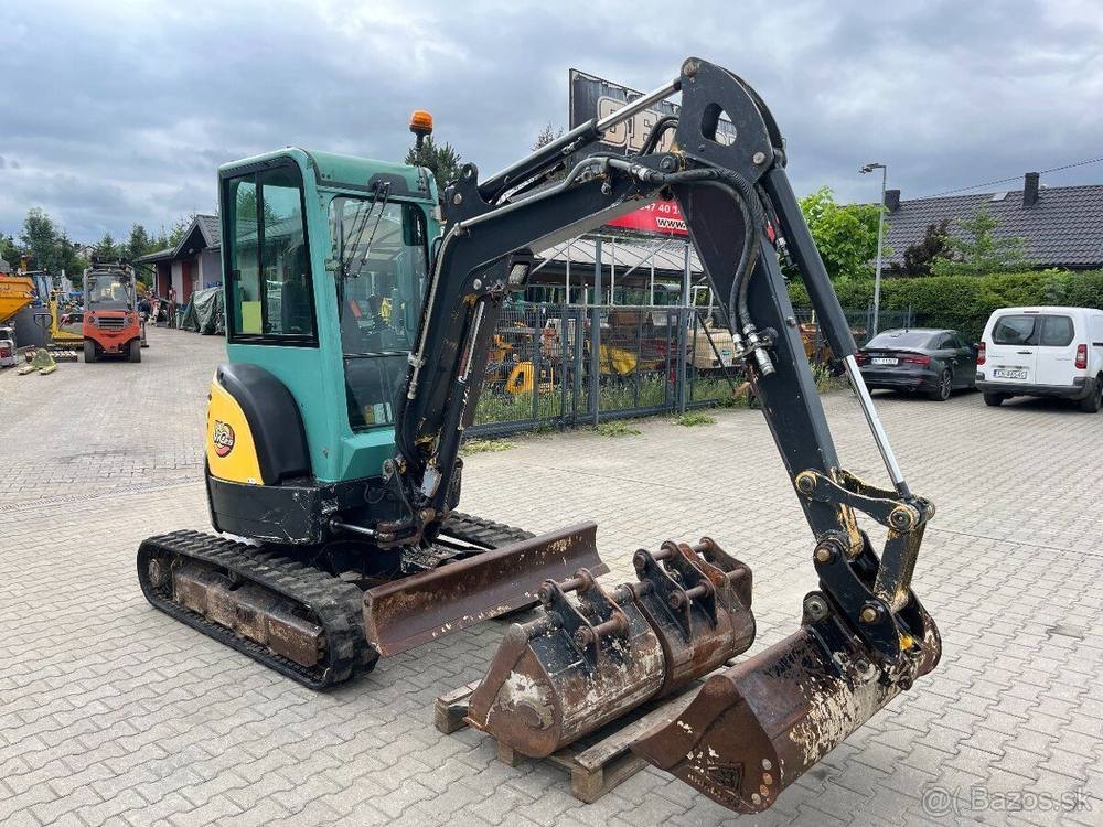 Yanmar VIO 25-4 avec 3 godets vue 2