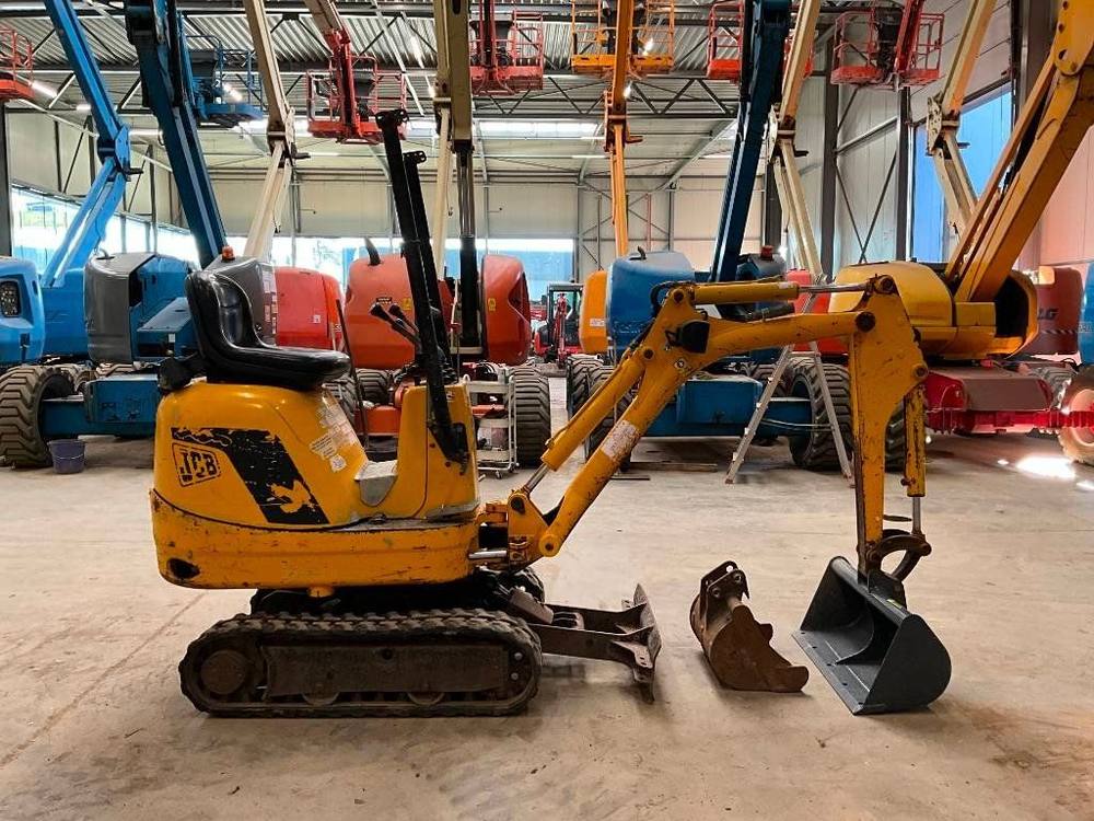 JCB 8008 avec 3 godets vue 3