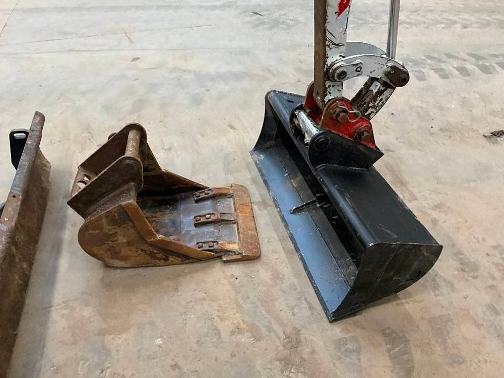 Takeuchi TB216 avec 3 godets vue 3
