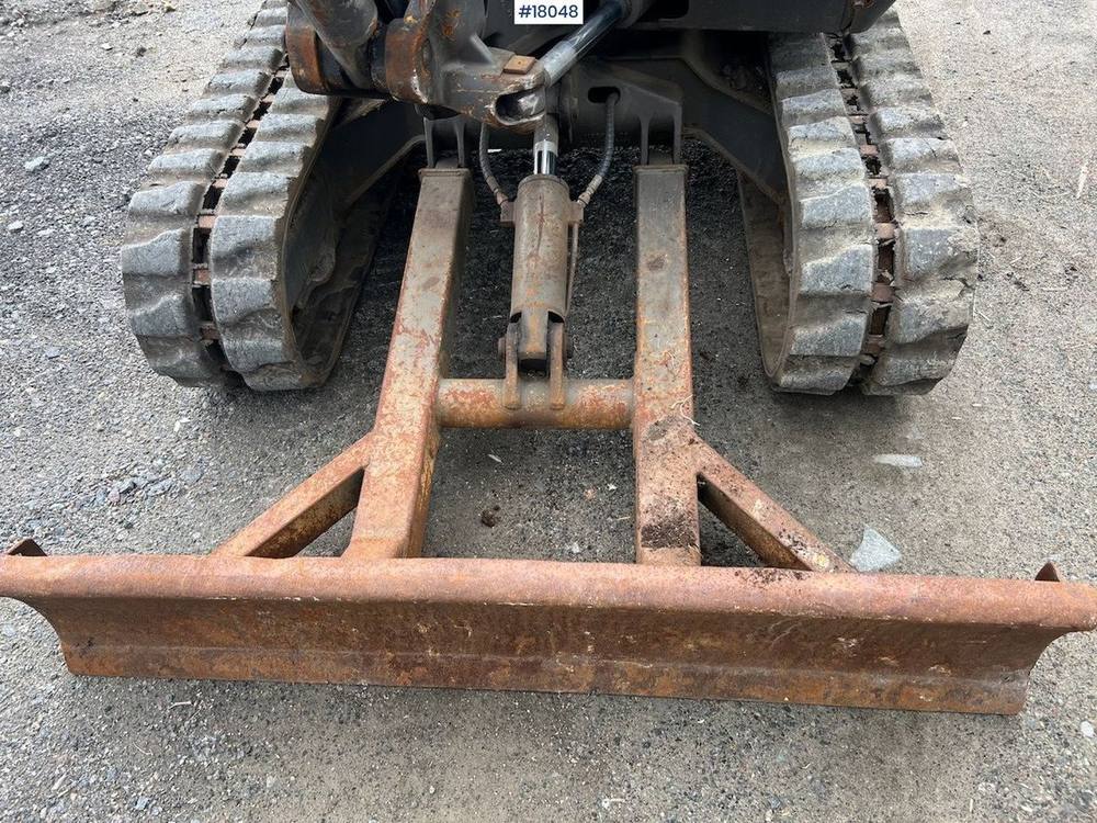Volvo EC 27C avec 4 godets vue 6