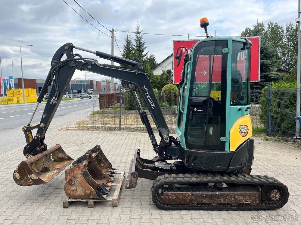 Yanmar VIO 25-4 avec 3 godets vue 3