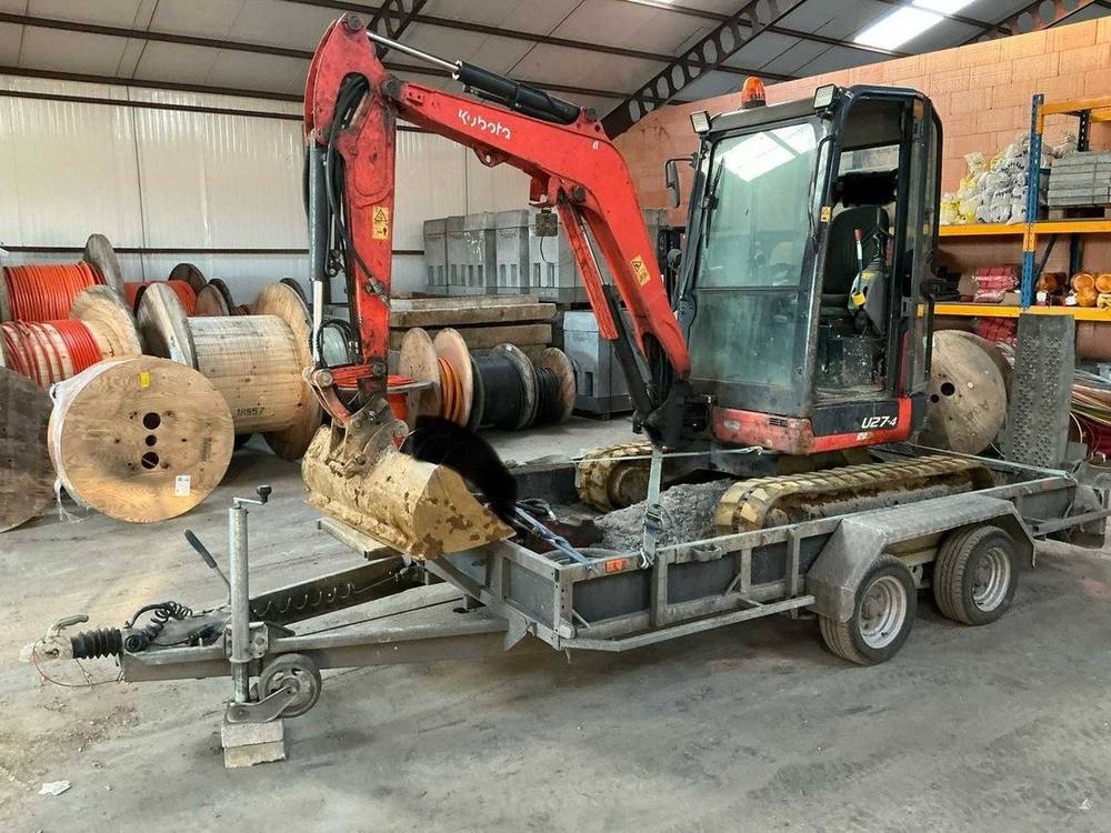 Kubota U27-4 avec remorque et accessoire vue 2