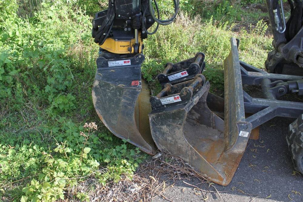 Volvo ECR 25D  avec Engcon et remorque vue 4