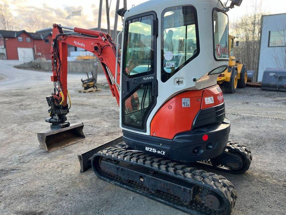 Kubota U25-3EU avec  Remorque + 3 godets vue 6