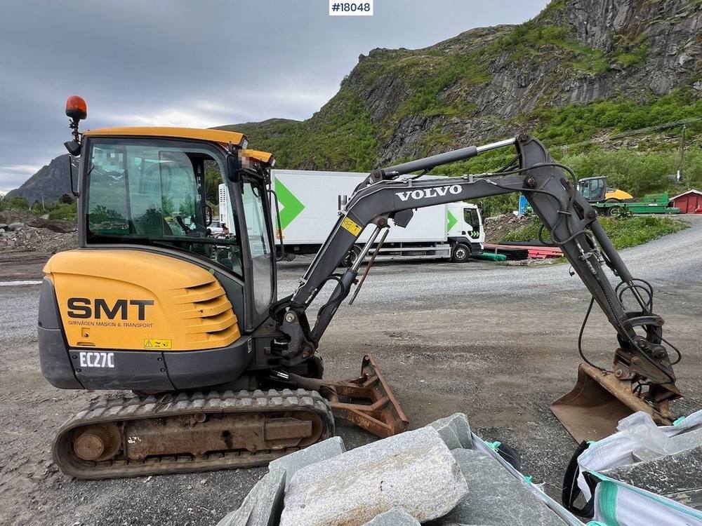 Volvo EC 27C avec 4 godets vue 4