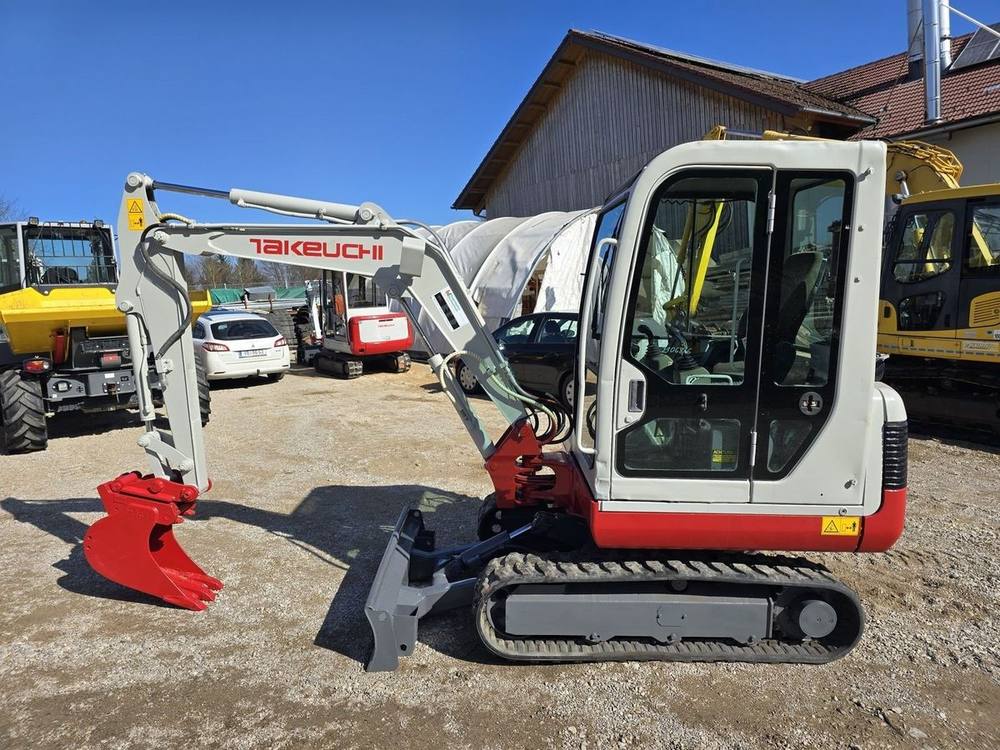 Takeuchi TB 125 avec 3 godets vue 6