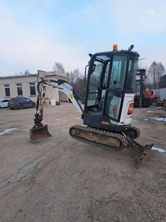 Bobcat E20 + 3 godets vue 3