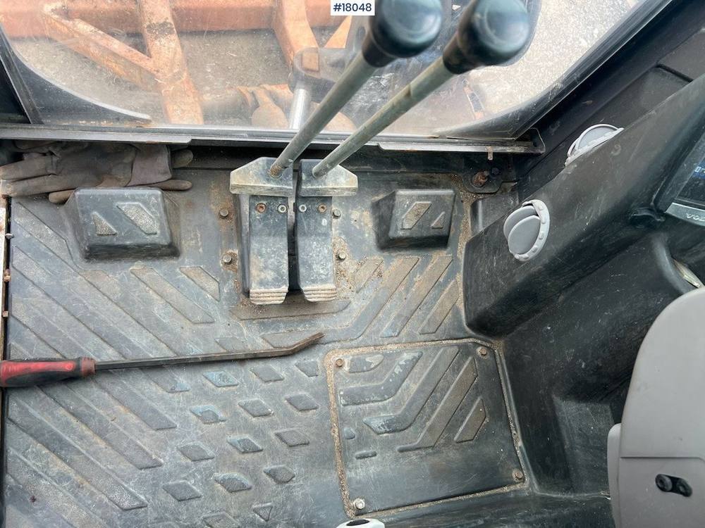Volvo EC 27C avec 4 godets vue 5