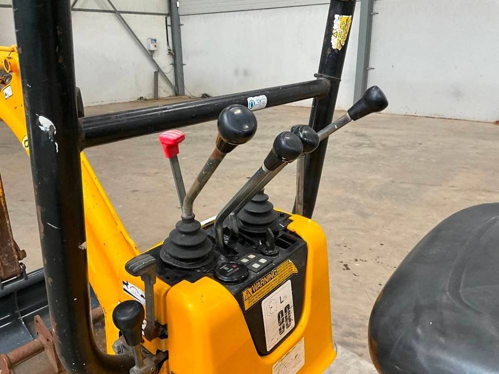 JCB 8008 avec 3 godets vue 2