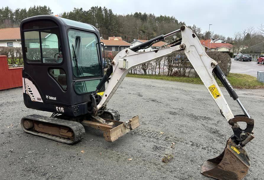 Bobcat E16 avec 4 godets vue 6