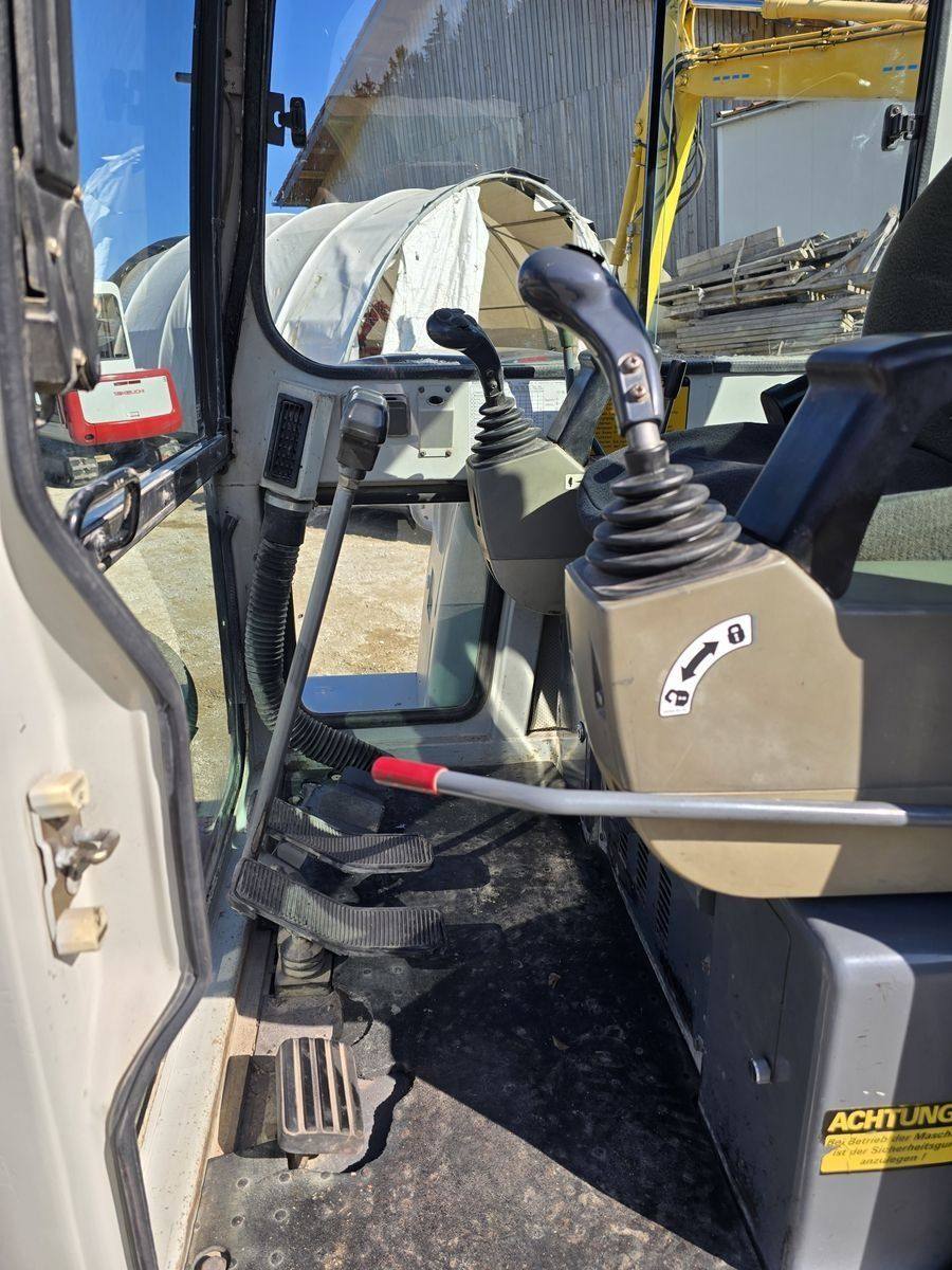 Takeuchi TB 125 avec 3 godets vue 2
