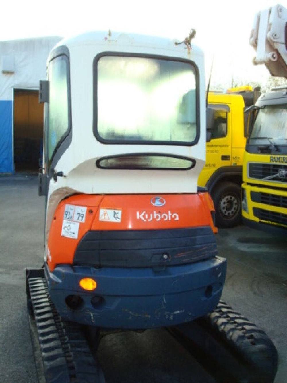 Kubota U25-3 avec accessoire vue 3