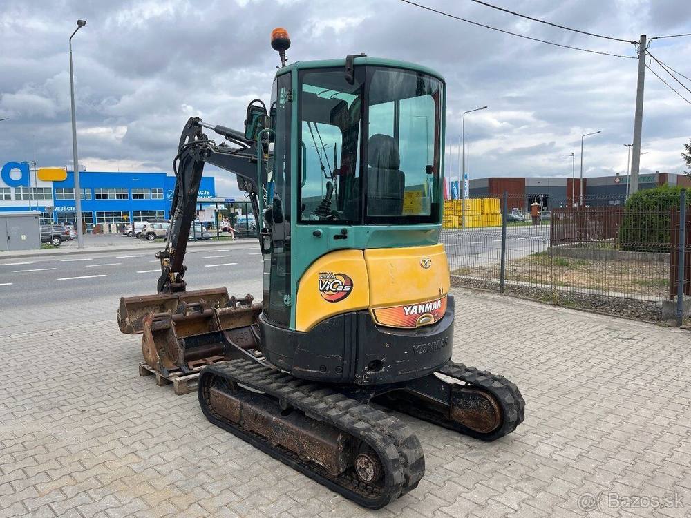 Yanmar VIO 25-4 avec 3 godets vue 4