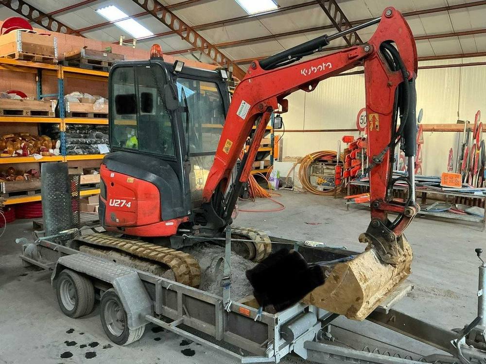 Kubota U27-4 avec remorque et accessoire vue 4