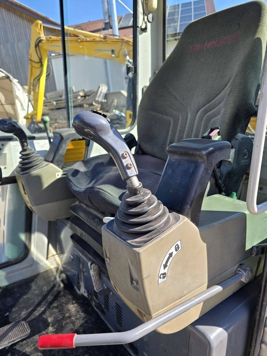 Takeuchi TB 125 avec 3 godets vue 3