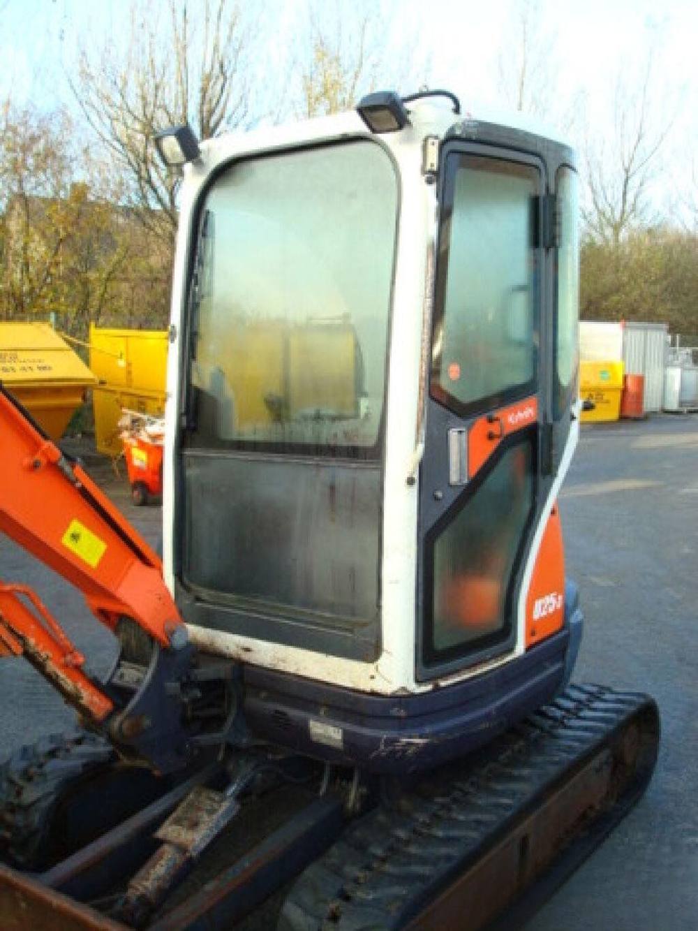 Kubota U25-3 avec accessoire vue 2