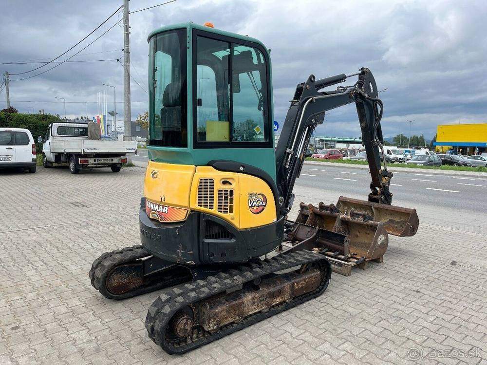 Yanmar VIO 25-4 avec 3 godets vue 5