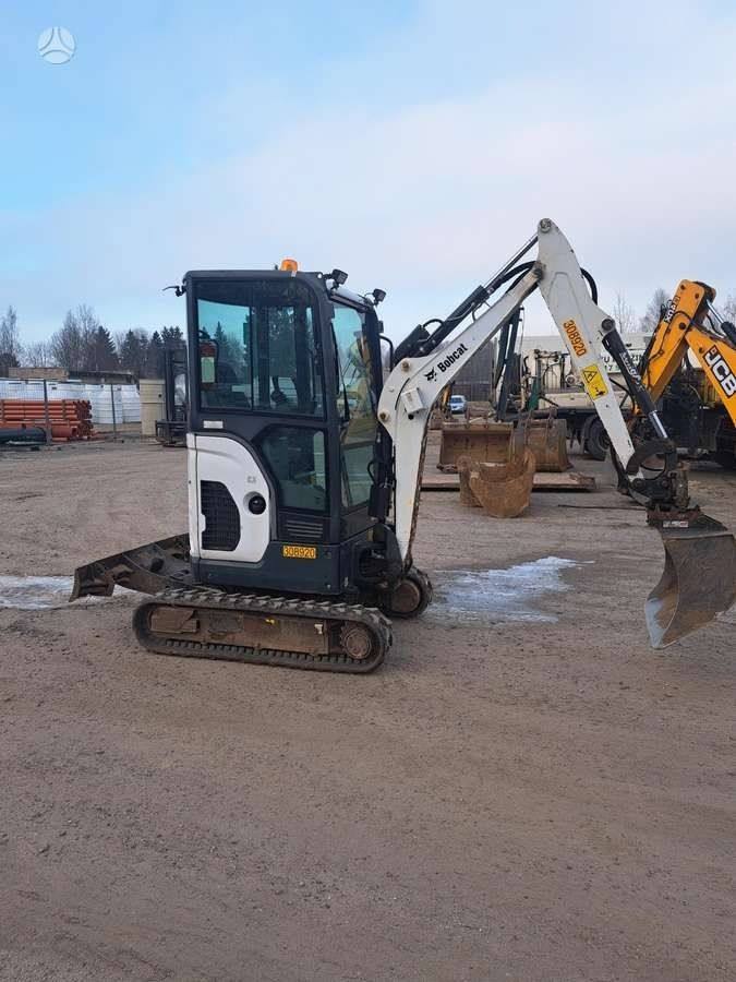 Bobcat E20 + 3 godets vue 2