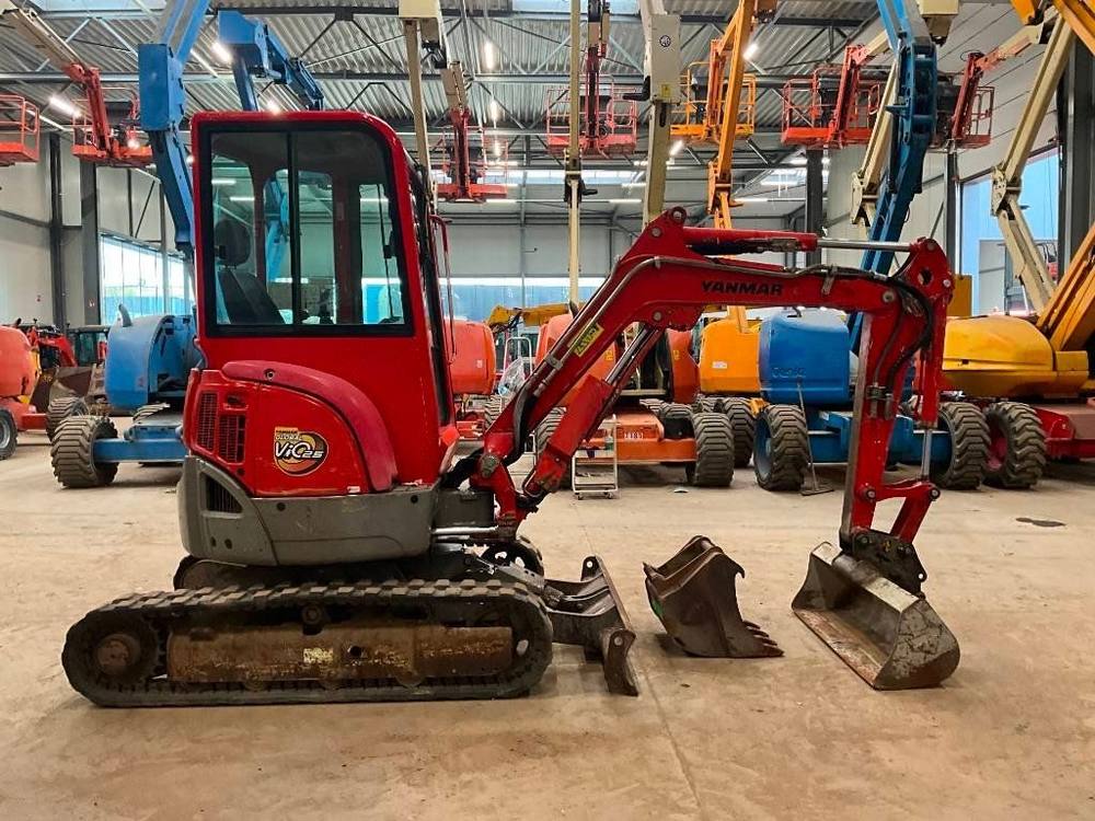 Yanmar Vio 25-4 avec 3 godets