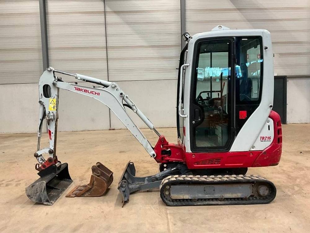 Takeuchi TB216 avec 3 godets vue 6