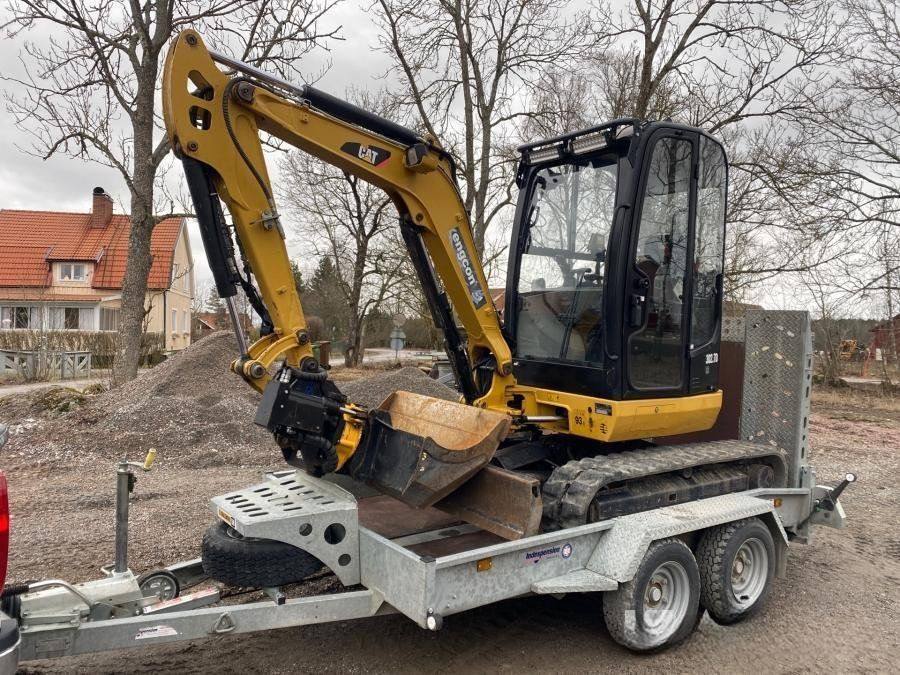 Caterpillar 302.7D avec accessoire + Remorque