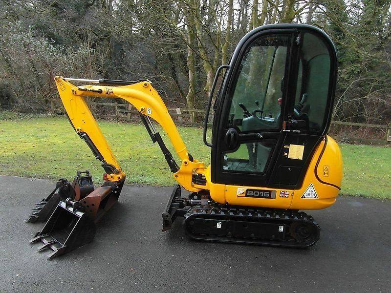 JCB 8016 CTS avec 4 godets vue 3