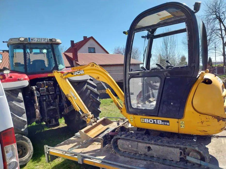 Jcb 8018 CTS avec Accessoires et remorque vue 4