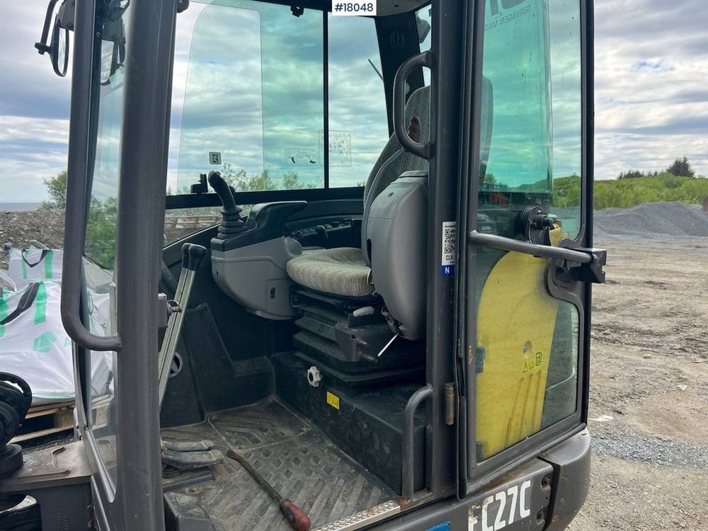 Volvo EC 27C avec 4 godets vue 3