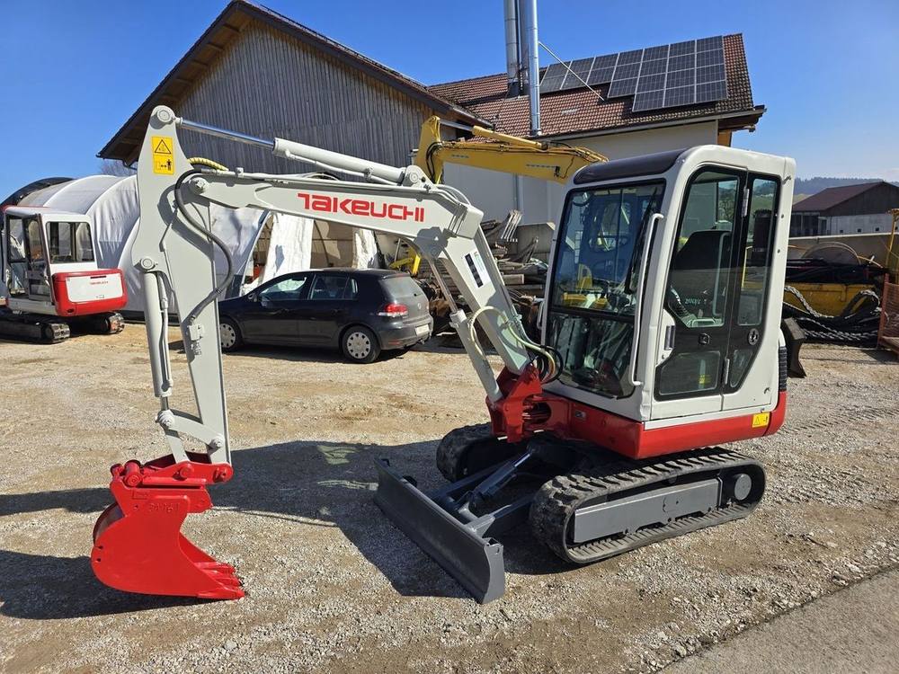 Takeuchi TB 125 avec 3 godets