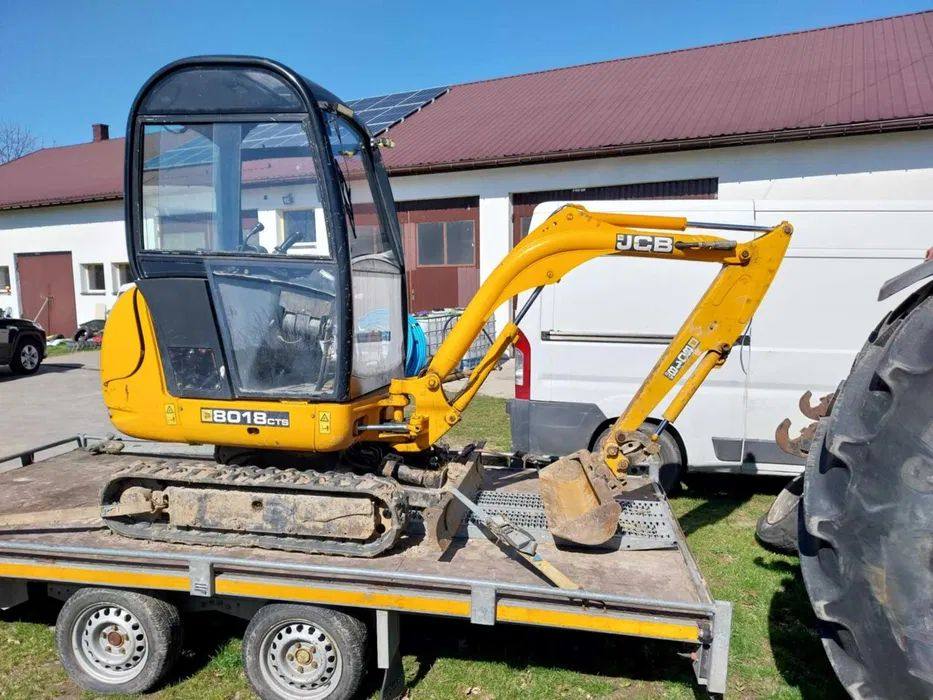 Jcb 8018 CTS avec Accessoires et remorque