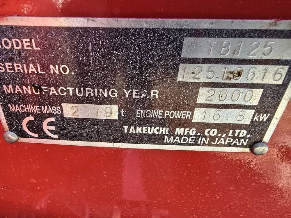 Takeuchi TB 125 avec 3 godets vue 4