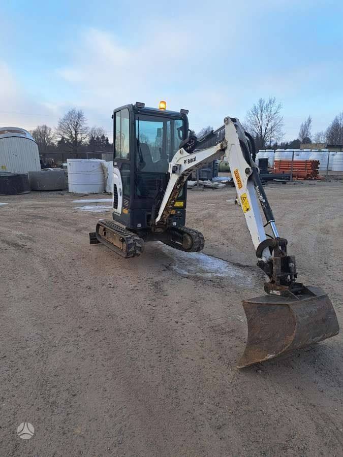 Bobcat E20 + 3 godets vue 4