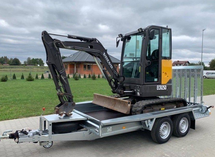 Volvo ECR25D avec 3 godets et Remorque