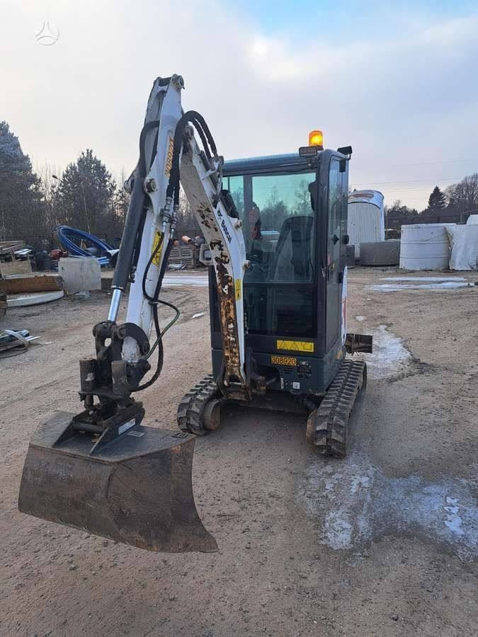 Bobcat E20 + 3 godets vue 6