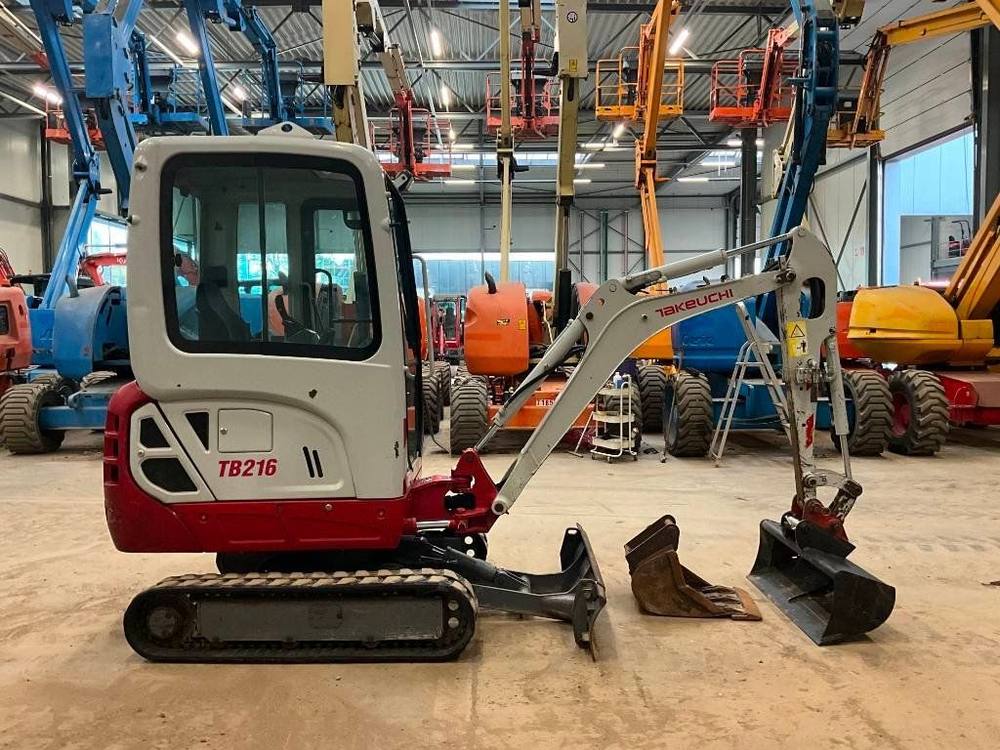 Takeuchi TB216 avec 3 godets