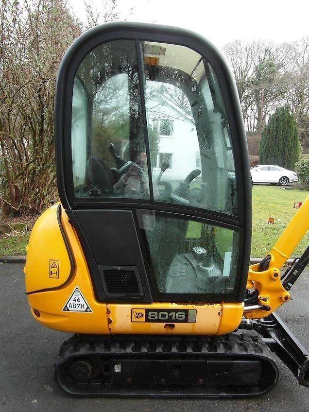 JCB 8016 CTS avec 4 godets vue 4