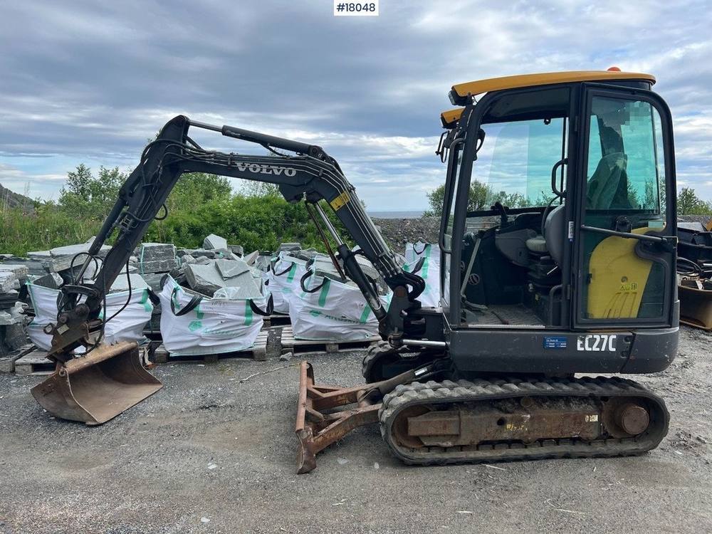 Volvo EC 27C avec 4 godets