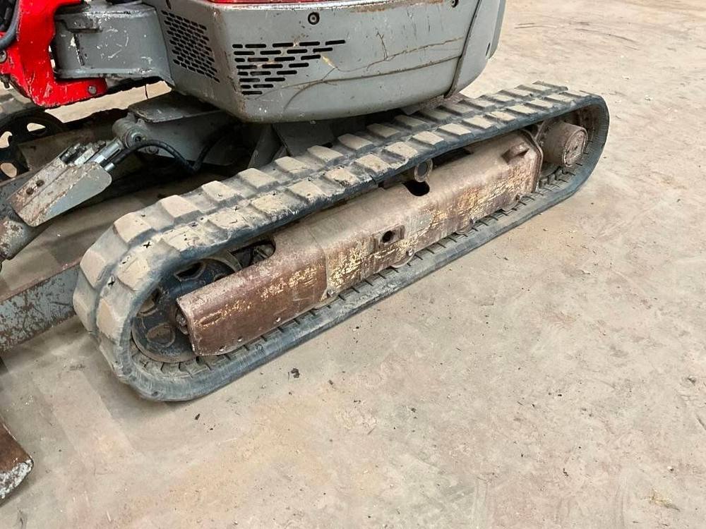 Yanmar Vio 25-4 avec 3 godets vue 4