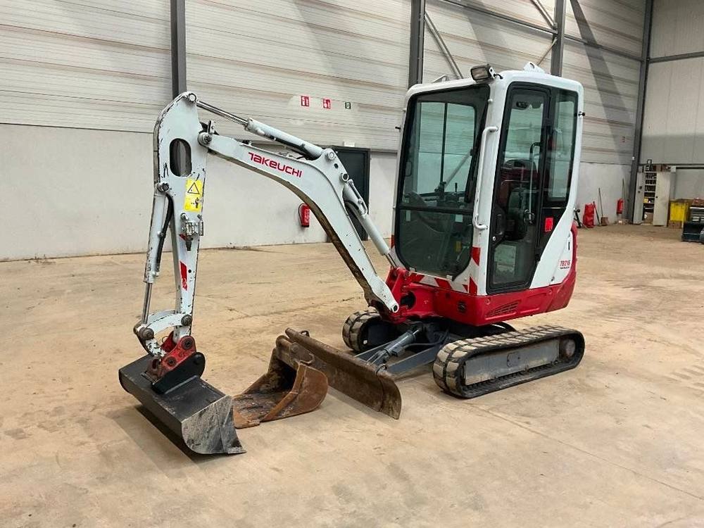Takeuchi TB216 avec 3 godets vue 5