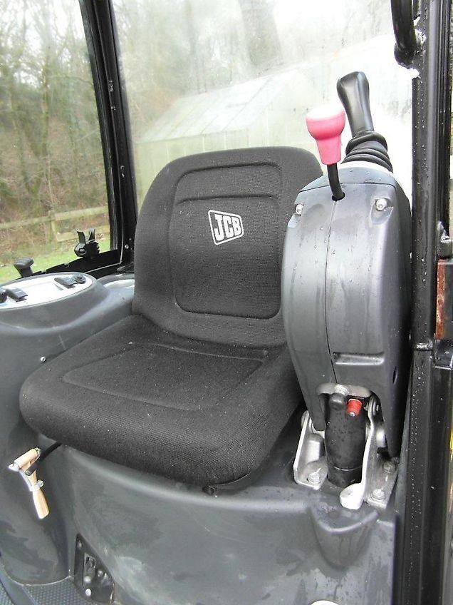 JCB 8016 CTS avec 4 godets vue 2